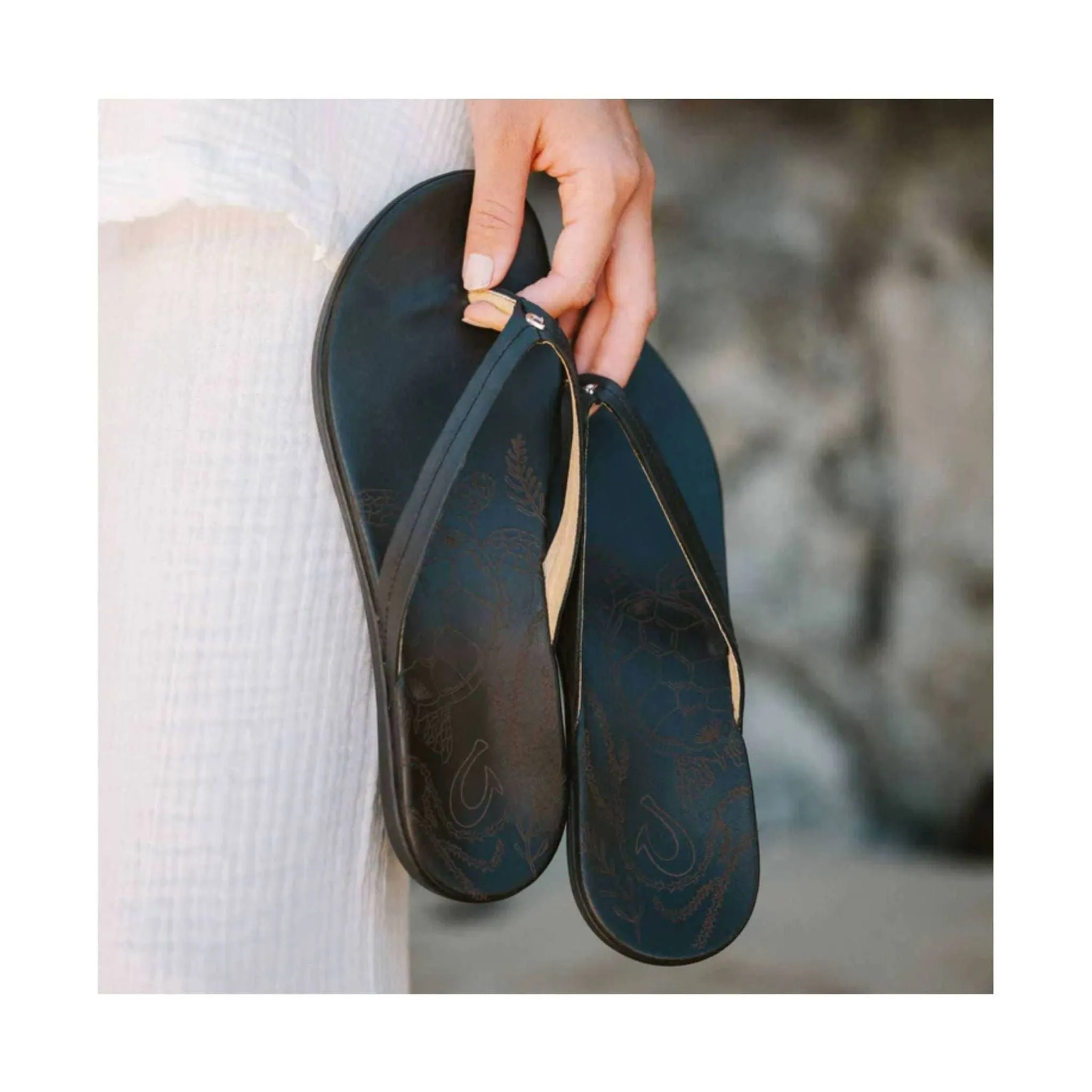 OluKai Women's Honu Leather Beach Sandals - Black